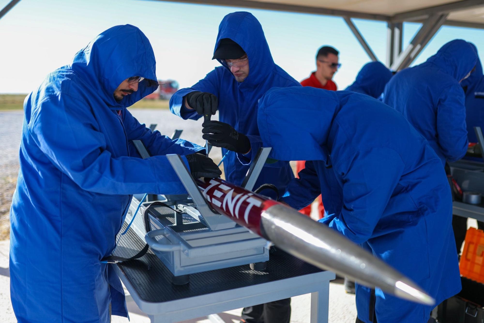 Preparing ZENİT for launch at the pad